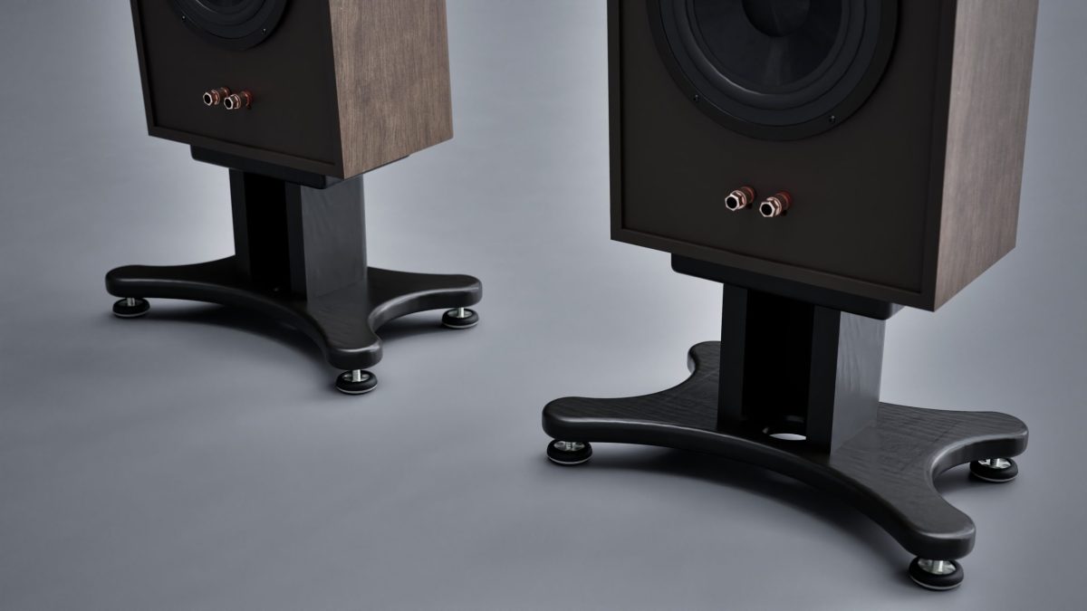 Features Cardas copper binding posts and cable management