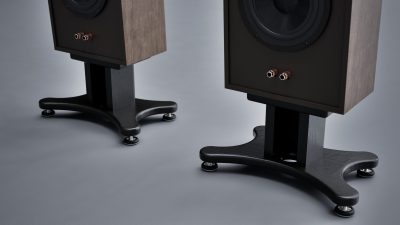 Features Cardas copper binding posts and cable management