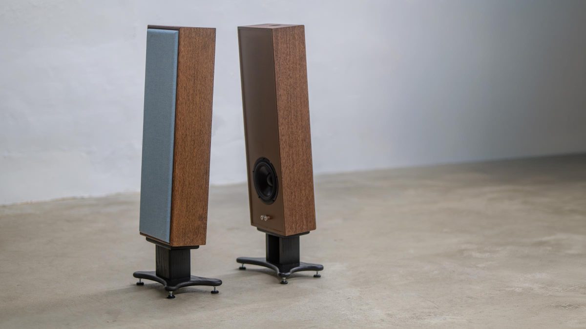 Momentae Blade speaker cabinet showing solid hardwood frame and refined architectural proportions with 3° tilt