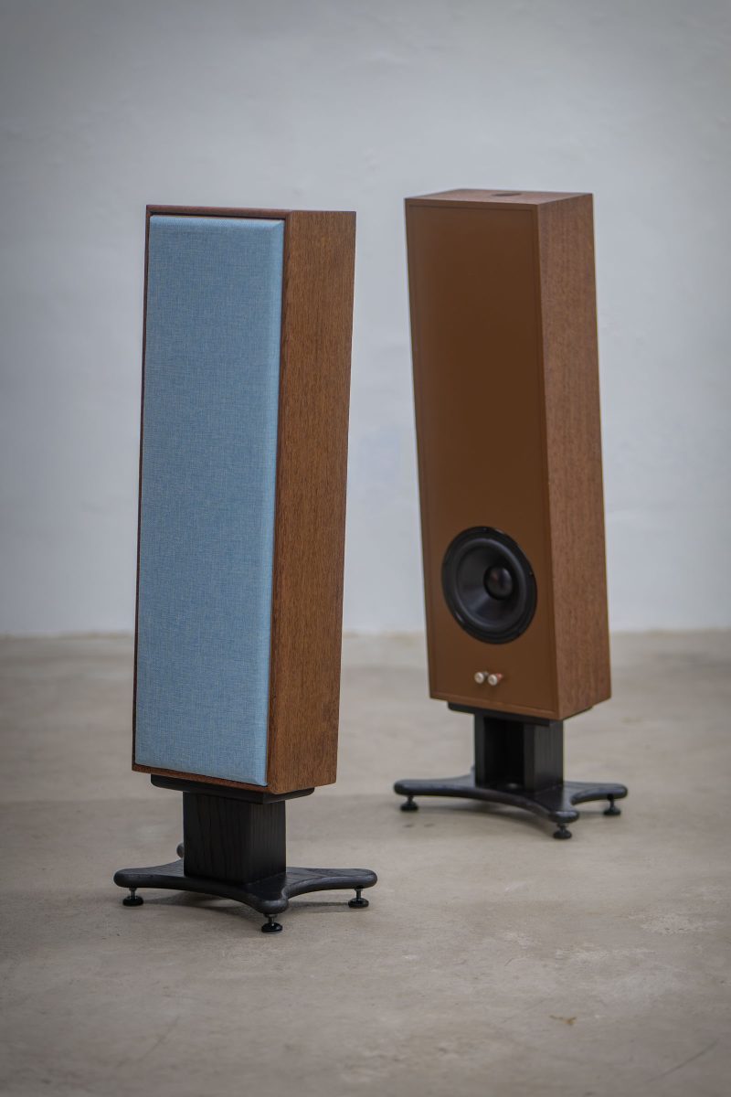 Momentae Blade loudspeaker blending high-performance audio with warm modern interior design