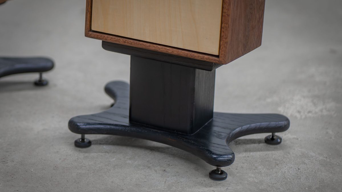 Close-up of the Momentae Blade stand base