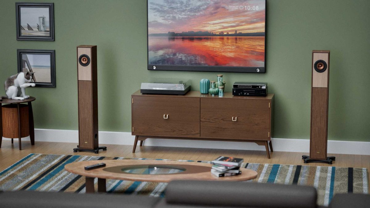 Living room with Sveltae needle tower loudspeakers