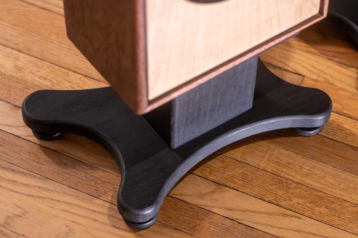 Momentae hardwood stand with 3° tilt and adjustable feet